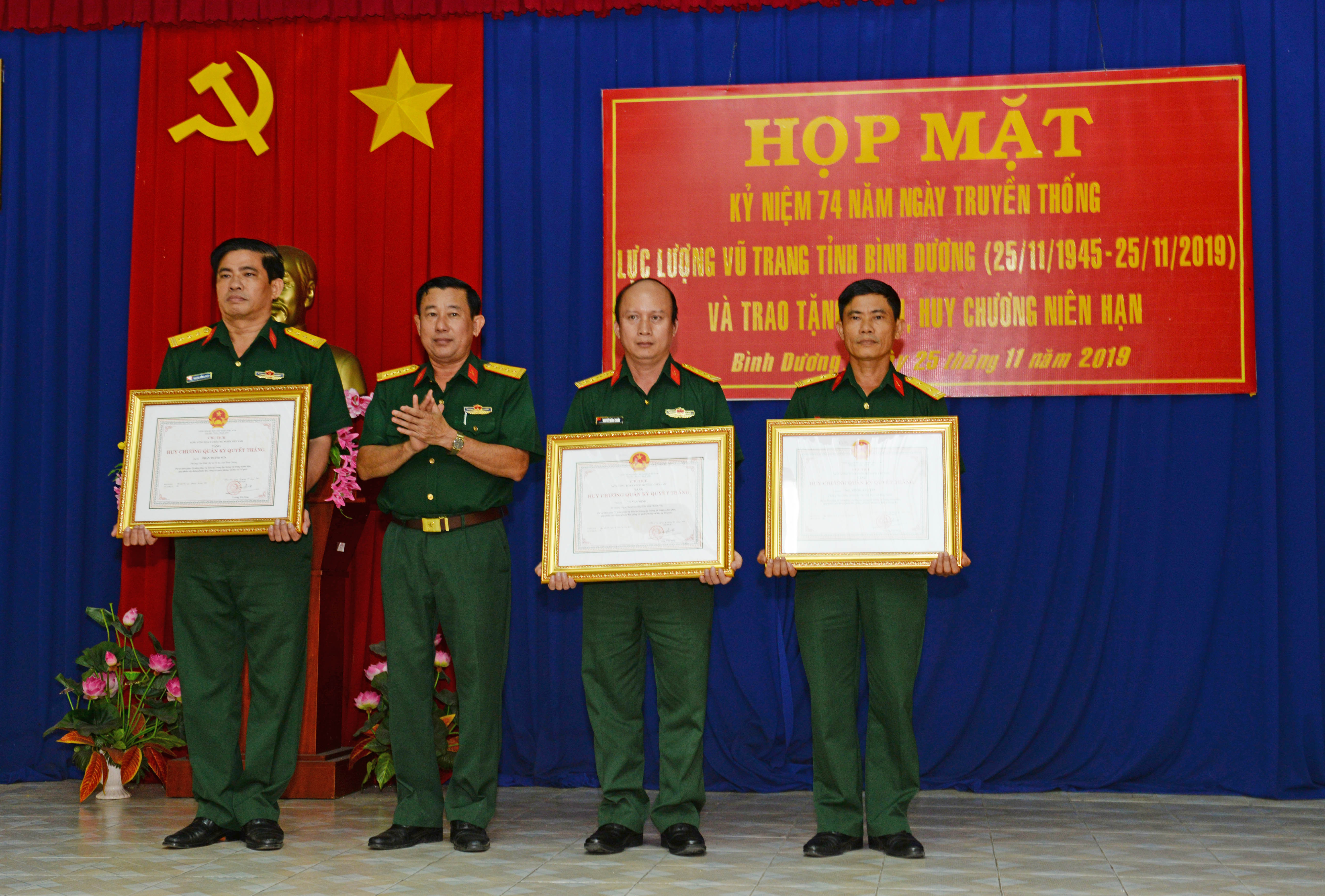 Bộ CHQS tỉnh Bình Dương họp mặt kỷ niệm 74 năm Ngày truyền thống